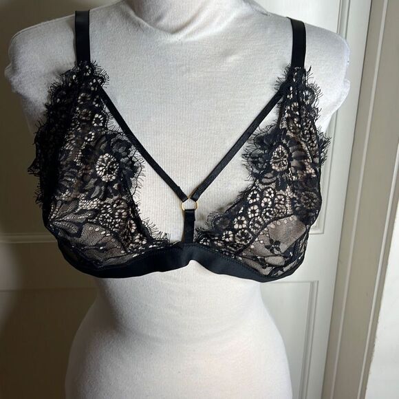 Fashion to Figure Amber Strappy Floral Lace Bra - Picture 2 of 8